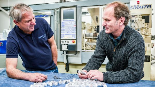 Bild 1 von 17: Die Erfindung von Ben Kibel und Pete Kibel zur Vermeidung von Vogelbeifang beim Langleinenfischen - eine Kapsel für Köderhaken zum Schutz von Seevögeln