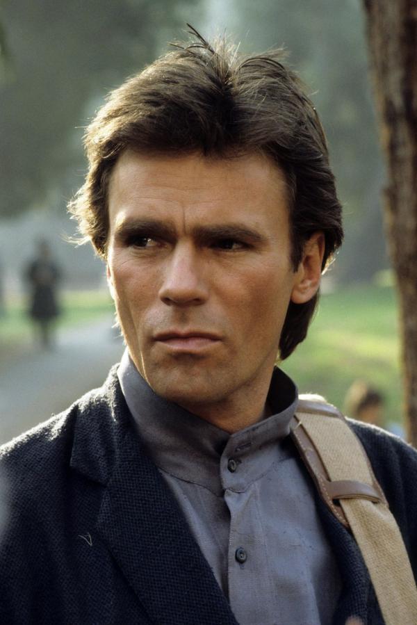 Bild 1 von 8: (1. Staffel) - MacGyver (Richard Dean Anderson) ist ein scharfsinniger Wissenschaftler, der es nicht nötig hat, seine Probleme mit den Fäusten oder gar einer Waffe zu lösen.