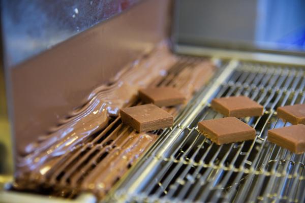 Bild 1 von 19: Im Bild: Nougatwürfel kurz vor dem Übergiessen mit feiner Milchschokolade.