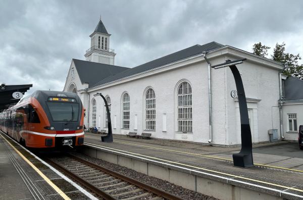 Bild 1 von 4: Mit der Bahn unterwegs in Estland: der Zug zurück nach Tallinn kurz vor der Abfahrt vom stalinistischen Bahnhof in Valga