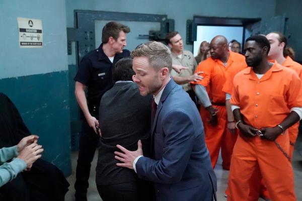 Bild 1 von 2: Wesley Evers (Shawn Ashmore) muss einen Kläger im Bunker davon abhalten, sich auf den Mörder seines Sohns zu stürzen.