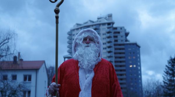 Bild 1 von 2: Im Fasanenhof in Stuttgart kommt der Nikolaus aus dem 20. Stock.