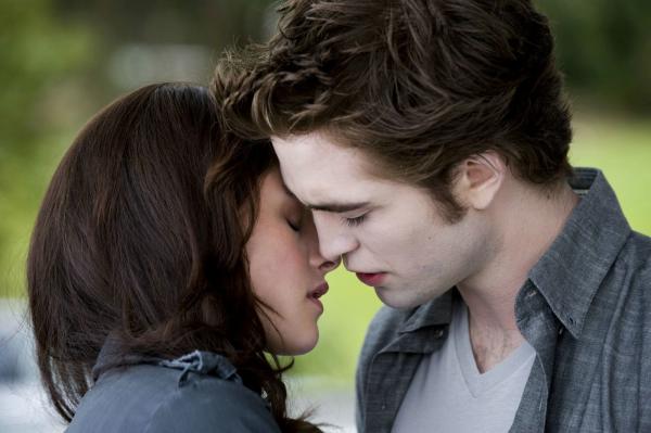 Bild 1 von 2: Bella (Kristen Stewart) und Edward(Robert Pattinson)