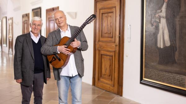 Bild 1 von 4: Gitarre mit doppelter Decke - mit der Bauform sollte mehr Lautstärke erreicht werden.