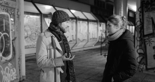 Bild 1 von 5: Ronja mit Philosoph Dennis: Wie erkennen wir das Böse in uns selbst? Wie groß ist die Wahrscheinlichkeit, dass wir böse handeln, ohne es zu merken?