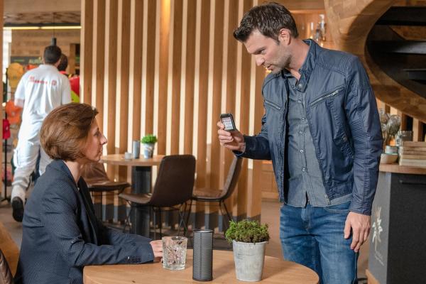 Bild 1 von 23: Im Bild: Zeynep Burac (Iris Wegener), Jakob Seeböck (Lukas Roither).