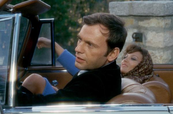 Bild 1 von 4: Paul (Jean-Louis Trintignant) und Frédérique (Stéphane Audran) fahren zusammen nach Paris.