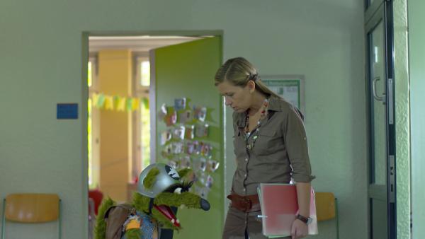 Bild 1 von 9: Die Lehrerin (Petra Frank) redet mit dem Wolf.