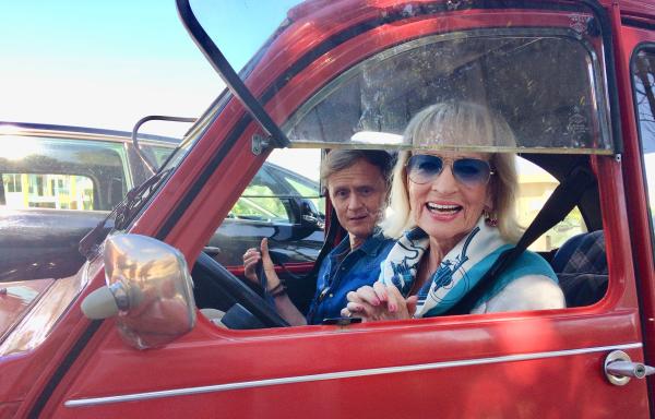 Bild 1 von 3: Dagmar Koller und Pierre M. Krause auf einer Spritztour entlang der portugiesischen Küste.