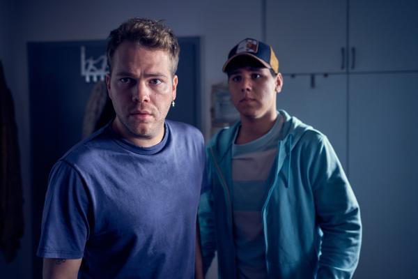 Bild 1 von 6: Das neu gefundene Vater-Sohn-Gespann Julian (Ben Münchow, l.) und Ernst (Diyar Ilhan, r,) heckt einen Plan aus, wie sie die Beziehung zwischen dem Schuldirektor Guideon Stöfgen und Ernsts Mutter Marie sabotieren können.