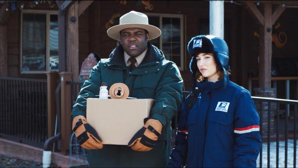 Bild 1 von 5: Gemeinsam mit der quirligen Postbotin Cecily (Milana Vayntrub) versucht Finn (Sam Richardson) herauszufinden, wer oder was hinter der blutigen Mordserie steckt..