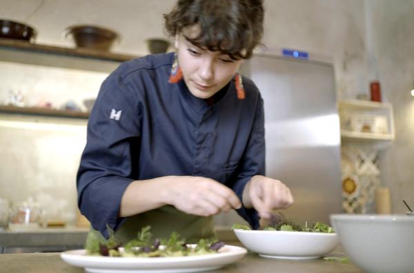 Bild 1 von 2: Lucie richtet Fingerfood mit Komponenten aus Aloe vera an.