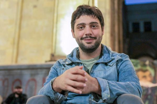 Bild 1 von 8: Der Musiker Lexo Ratiani an einem Protesttag vor dem georgischen Parlament. Sein Vater Zviad Ratiani wurde zu zwei Jahren Haft verurteilt, weil er einen Polizisten geohrfeigt hatte.