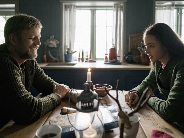 Bild 1 von 7: Während Tinka (Josephine Chavarria Hßjbjerg) und Storm (Troels Lyby) auf Lasse warten, vergnügen sie sich im Blockhaus und schauen sich Bilder aus der Zeit an, als Tinka noch klein war.
