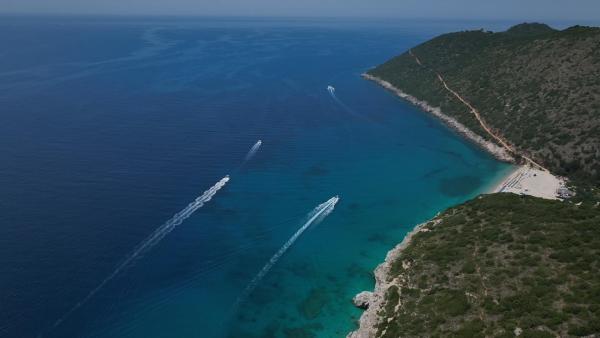 Bild 1 von 4: Türkisfarbenes Wasser und weiße Sandstände: Albanien lockt Touristen aus aller Welt.