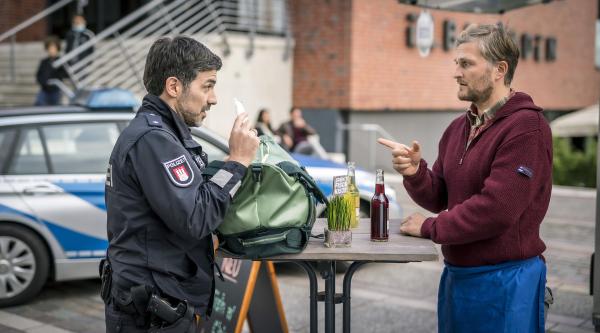 Bild 1 von 9: Nazim konfrontiert Sven mit einem Drogenfund am Fischimbiss.