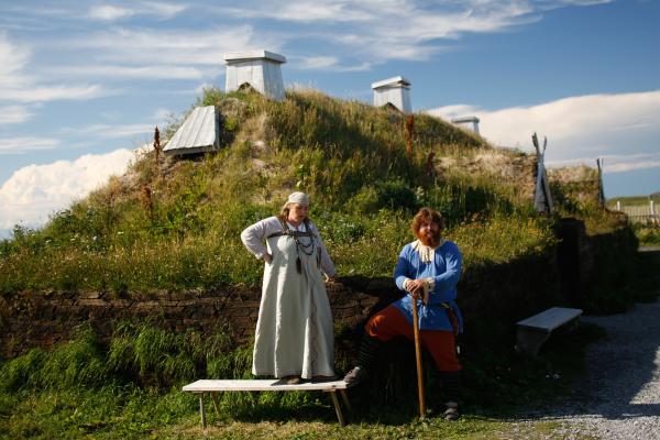 Bild 1 von 2: Wikinger Pärchen, dargestellt von Megan Tilley und Mark Pilgrim.