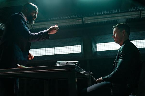 Bild 1 von 9: Bathurst 2020 (Chjwetel Ejiofor, l.); Evan McCauley (Mark Wahlberg, r.)