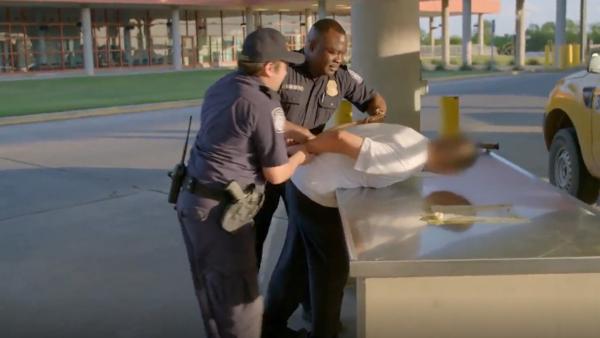 Bild 1 von 3: Nach einem verdächtigen Fund wird dieser Fahrzeughalter von den US-Grenzschutzbeamten festgenommen.