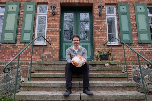 Bild 1 von 3: Pastor Markus Haaks hält in Kühlungsborn eine Predigt unter freiem Himmel über \