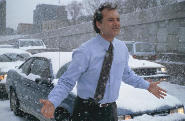 Bild 1 von 3: Phil Connors (Bill Murray) will Punxsutawney so schnell wie möglich hinter sich lassen - doch ein plötzlicher Schneesturm zwingt ihn zum Bleiben.