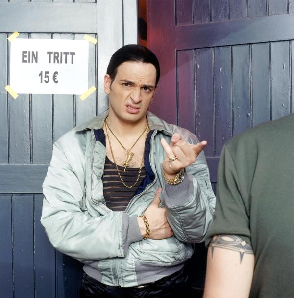 Bild 1 von 14: Türsteher Harkan (Kaya Yanar) bei der Arbeit.