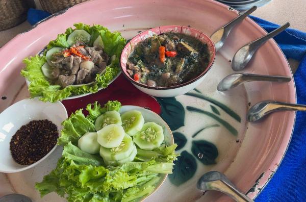 Bild 1 von 3: Für den Eintopf Or Lam wird Schweinefleisch in eine Zitronengras-Brühe gegeben. Anschließend wird mit Bratenfett, Kräutern und Frühlingszwiebeln abgeschmeckt.