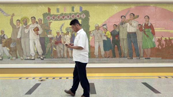 Bild 1 von 8: Smartphone und kommunistische Parolen - in Nordkorea findet man beides.
