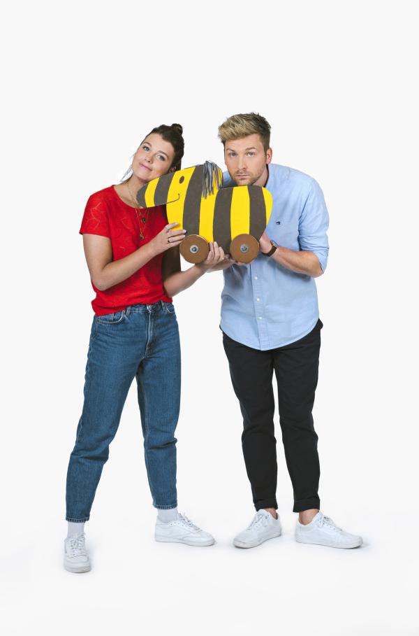 Bild 1 von 9: Das Moderationsduo Laura Knöll und Johannes Zenglein präsentiert den Tigerenten Club - der Club mit Action, Spaß, vielen Spielen und jeder Woche ein neuem Thema.