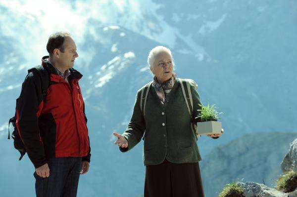 Bild 1 von 8: Hubert wird stutzig als Theres ihre Geschichte erzählt. Von links: Hubert Kirchleitner (Bernhard Ulrich) und Theresa Brunner (Ursula Erber).