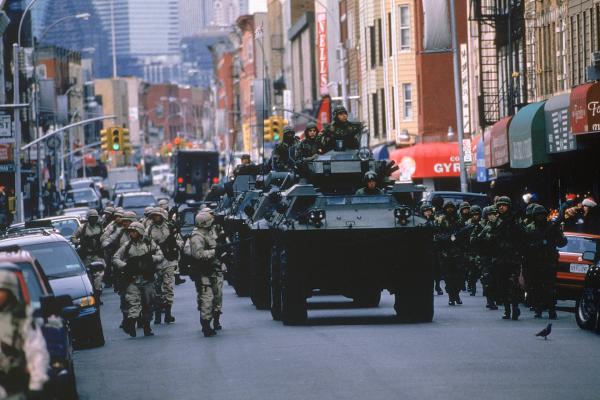 Bild 1 von 13: Mit riesigen Geschützen sorgt das Militär in New York für die Durchsetzung des Kriegsrechts und damit für die angebliche Sicherheit amerikanischer Bürger ...