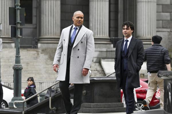 Bild 1 von 11: Chunk Palmer (Christopher Jackson, l.); Rafael Ramirez (Adam Irigoyen, r.)