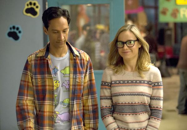Bild 1 von 17: Wird das vielleicht nochmal was mit Abed (Danny Pudi, l.) und Rachel (Brie Larson, r.)?