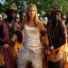 Im Brautkleid durch Afrika