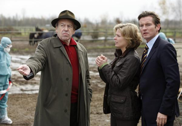 Bild 1 von 18: Katherina (Valerie Niehaus) und Daniel (Philipp Moog, rechts) können nicht glauben, dass der Amtsarzt Dr. Gebhard (Rüdiger Vogler) sämtliche Pferde des Hofs vorsorglich töten will.