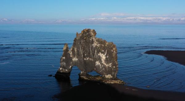 Bild 1 von 4: Lavafels-Formation Hvítserkur im Nordwesten Islands.