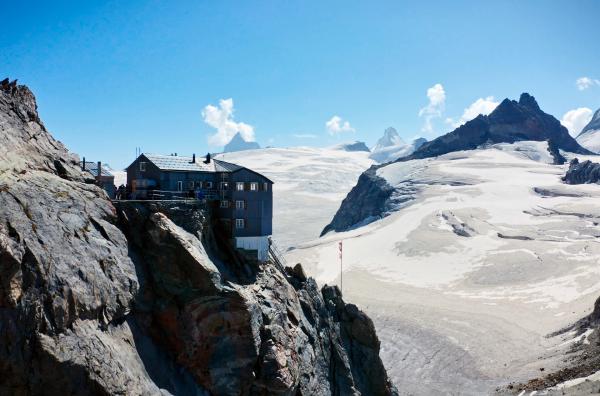 Bild 1 von 5: Panorama mit der Bertolhütte auf 3311 Meter Höhe