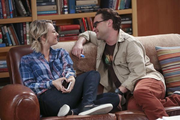 Bild 1 von 13: Sheldon plagt ein Ohrwurm, und er kommt einfach nicht darauf, um welchen Song es sich handelt. Natürlich treibt er ganz nebenbei auch Penny (Kaley Cuoco, l.) und Leonard (Johnny Galecki, r.) zur Verzweiflung ...