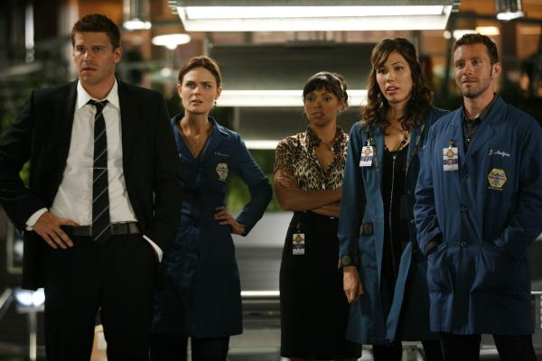 Bild 1 von 8: (v.l.n.r.) Booth (David Boreanaz); Dr. Brennan (Emily Deschanel); Saroyan (Tamara Taylor); Dr. Montenegro (Michaela Conlin); Dr. Hodgins (T.J. Thyne)