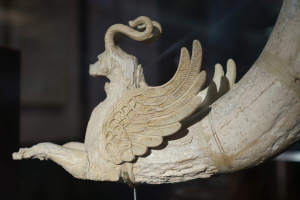 Bild 1 von 8: Schätze aus dem Wüstensand Turkmenistans: Trinkhörner aus Elfenbein.