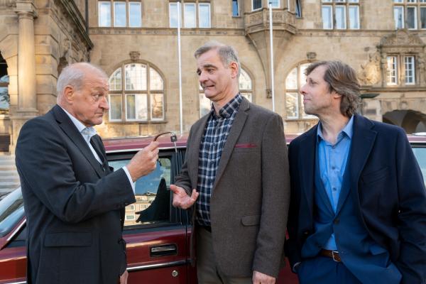 Bild 1 von 15: Vor der Rückfahrt nach Münster muss Georg Wilsberg (Leonard Lansink, l.) seinem Freund Manni Höch (Heinrich Schafmeister, M.) den Autoschlüssel zurückgeben. Auch Ekki Talkötter (Oliver Korittke, r.) kennt das Autoschlüssel-Spiel mit Wilsberg nur zu gut.