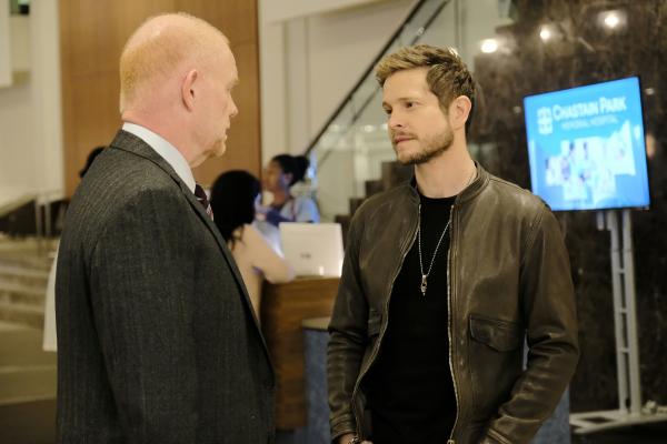 Bild 1 von 17: Marshall Winthrop (Glenn Morshower, l.); Dr. Conrad Hawkins (Matt Czuchry, r.)