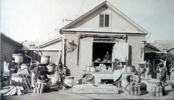 Bild 1 von 4: Johann Kattus, Kaviar Fabrik in Astrachan, Russland.