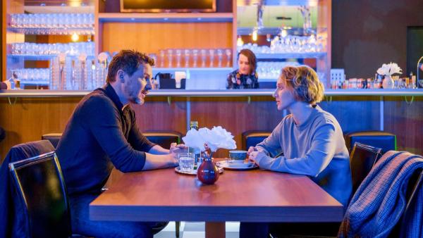 Bild 1 von 16: Im Bild: Massimo Ricci (Felix Klare) und Blum (Anna Maria Mühe) unterhalten sich über Marks Treue als Ehemann.