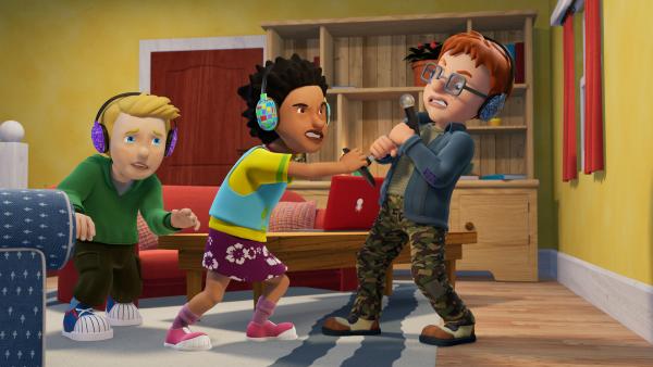 Bild 1 von 3: James, Mandy und Norman streiten sich um das Mikrofon.