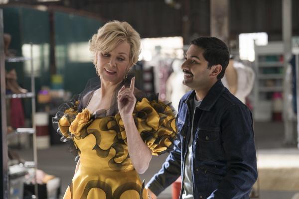 Bild 1 von 4: Deborah (Jean Smart) ist in Montreal, um eine Auszeichnung entgegenzunehmen. Die Gelegenheit ihr seit Jahren ungetragenes, maßgeschneidertes Designerkleid für einen umwerfenden Auftritt zu nutzen, findet auch ihr Assistent Damien (Mark Indelicato).