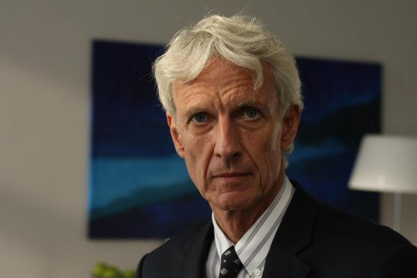 Bild 1 von 9: Dr. Baldus (Mathieu Carrière) ist Majas Chef und muss erst von ihren Fähigkeiten überzeugt werden. Dank ihrer Gabe, die Gedanken der Männer lesen zu können, ein leichtes Unterfangen ...