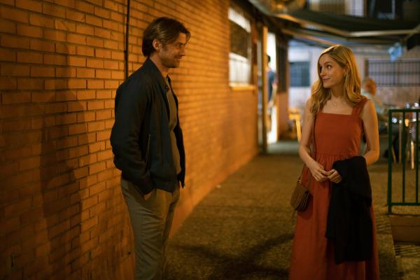 Bild 1 von 9: Zu mir oder zu Dir: Konsulin Laura Simmonds (Sophie Rundle) trifft sich nach der Arbeit mit Restaurantbesitzer Fabian Hartmann (Philipp Boos).