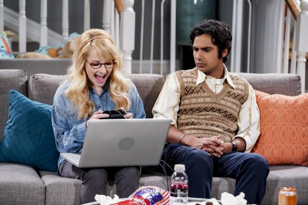 Bild 1 von 8: Bernadette (Melissa Rauch, l.); Raj (Kunal Nayyar, r.)