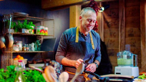 Bild 1 von 8: Im Bild: Michel Roux jr. bereitet - inspiriert vom Restaurant \